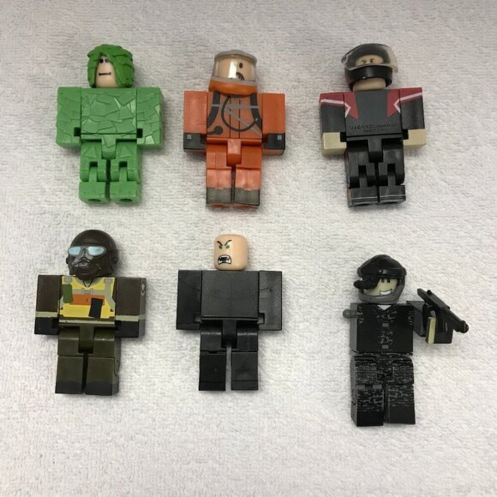 Lot of 6 Roblox 3" action‎ figures with gun